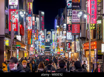 Kabukicho, Tokio. Geschäfte und Restaurants in der Nacht in der kabukichō Bezirk, Shinjuku, Tokyo, Japan Stockfoto