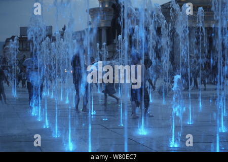 Juli 2019 wurde der Erde heißeste Monat auf Aufzeichnung, schlagen oder Binden, Juli 2016. Тhe Hitzewelle die kinder cool in den Brunnen der Stadt. Stockfoto