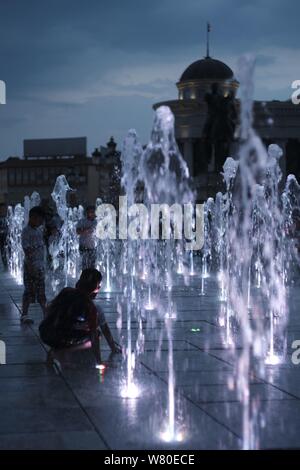 Juli 2019 wurde der Erde heißeste Monat auf Aufzeichnung, schlagen oder Binden, Juli 2016. Тhe Hitzewelle die kinder cool in den Brunnen der Stadt. Stockfoto