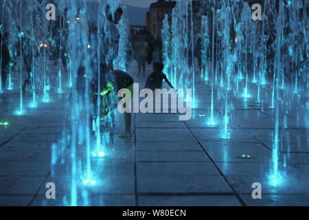 Juli 2019 wurde der Erde heißeste Monat auf Aufzeichnung, schlagen oder Binden, Juli 2016. Тhe Hitzewelle die kinder cool in den Brunnen der Stadt. Stockfoto