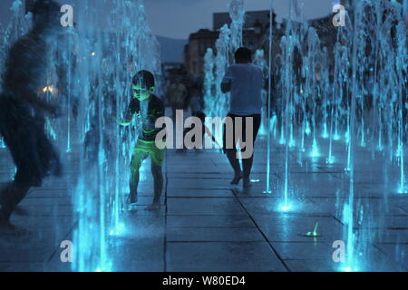 Juli 2019 wurde der Erde heißeste Monat auf Aufzeichnung, schlagen oder Binden, Juli 2016. Тhe Hitzewelle die kinder cool in den Brunnen der Stadt. Stockfoto