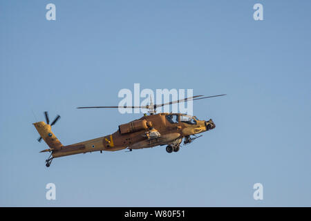 Die israelische Luftwaffe (IAF) AH-64 Apache Kampfhubschrauber, als "araf" (Seraph) In Israel bekannt, während der Praxis an einer Flugschau, Juni 2019 Stockfoto