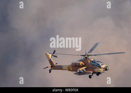 Die israelische Luftwaffe (IAF) AH-64 Apache Kampfhubschrauber, als "araf" (Seraph) In Israel bekannt, während der Praxis an einer Flugschau, Juni 2019 Stockfoto