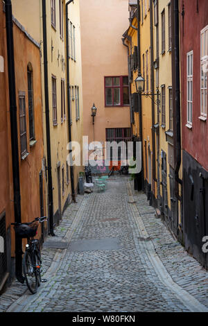 Vertikaler eine Gasse in der Altstadt mit bunten Häusern, abgestellte Fahrräder und Graffiti. Stockfoto