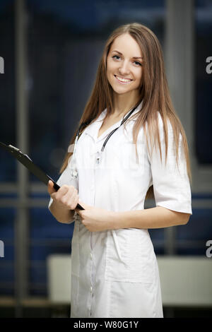 Medizin. Closeup Portrait eines lächelnden, zuversichtlich, Ärztin, Healthcare Professional mit labcoat und Stethoskop, verschränkte die Arme. Patienten besuchen Stockfoto