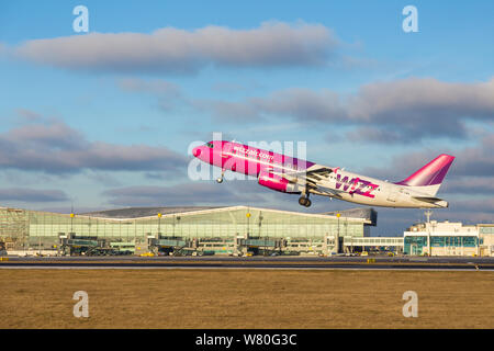 Polen, Danzig - Rebiechowo, 06. Januar 2015: Flugzeug Linie Wizzair nehmen Sie am Flughafen. Der Lech Walesa Flughafen in Danzig, Gläser neue Terminal. Stockfoto