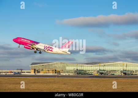 Polen, Danzig - Rebiechowo, 06. Januar 2015: Flugzeug Linie Wizzair nehmen Sie am Flughafen. Der Lech Walesa Flughafen in Danzig, Gläser neue Terminal. Stockfoto