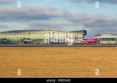 Polen, Danzig - Rebiechowo, 06. Januar 2015: Flugzeug Linie Wizzair nehmen Sie am Flughafen. Der Lech Walesa Flughafen in Danzig, Gläser neue Terminal. Stockfoto