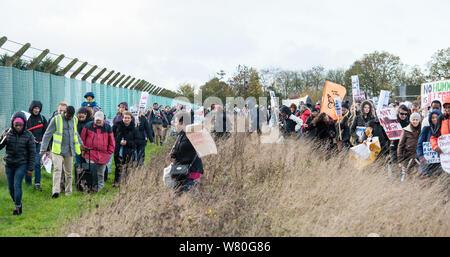 Bis zu 600 Aktivisten wurden von ehemaligen Häftlingen trat an einer Demonstration an der Yarl Holz Einwanderung Ausbau Center in der Nähe von Bedford zu nehmen. Stockfoto