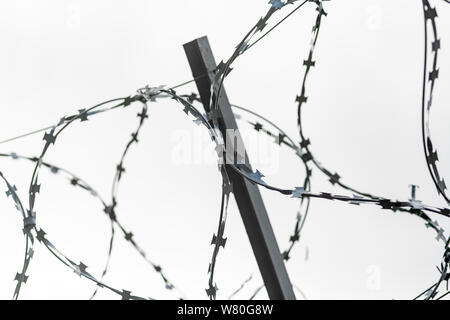 Stacheldraht auf Landes Grenze. Stacheldraht auf Zaun für Verbot von illegalen Ausländern Kreuzung. Stockfoto