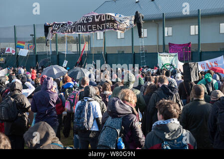 Bis zu 600 Aktivisten wurden von ehemaligen Häftlingen trat an einer Demonstration an der Yarl Holz Einwanderung Ausbau Center in der Nähe von Bedford zu nehmen. Stockfoto