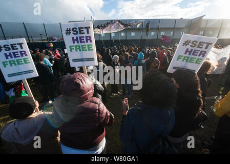 Bis zu 600 Aktivisten wurden von ehemaligen Häftlingen trat an einer Demonstration an der Yarl Holz Einwanderung Ausbau Center in der Nähe von Bedford zu nehmen. Stockfoto