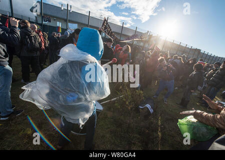 Bis zu 600 Aktivisten wurden von ehemaligen Häftlingen trat an einer Demonstration an der Yarl Holz Einwanderung Ausbau Center in der Nähe von Bedford zu nehmen. Stockfoto