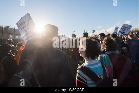 Bis zu 600 Aktivisten wurden von ehemaligen Häftlingen trat an einer Demonstration an der Yarl Holz Einwanderung Ausbau Center in der Nähe von Bedford zu nehmen. Stockfoto