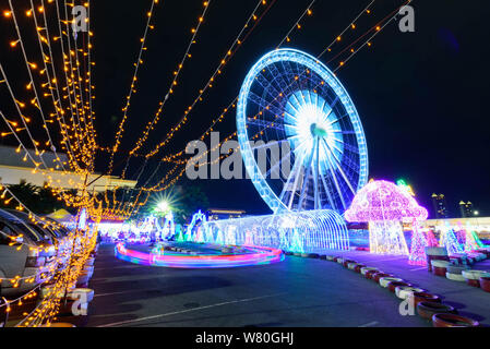 Blur Drehen, Verschieben von Riesenrad mit Beleuchtung an Karneval in der Nacht Stockfoto