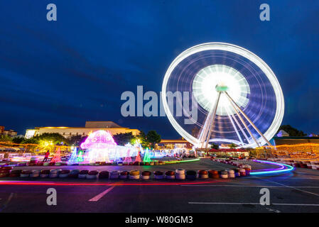 Blur Drehen, Verschieben von Riesenrad mit Beleuchtung an Karneval in der Nacht Stockfoto