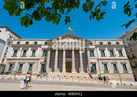 Horizontale Ansicht des Palacio de Las Cortes in Madrid. Stockfoto