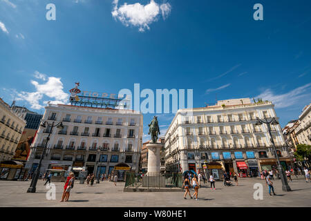 Horizontale Ansicht der Puerta del Sol in Madrid. Stockfoto