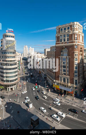 Vertikale Luftaufnahme entlang der Gran Via in Madrid. Stockfoto