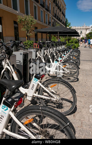 Vertikale Ansicht eines BiciMAD Station in Madrid. Stockfoto