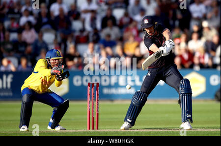 Northamptonshire Steelbacks Dwaine Pretorius Fledermäuse von Durham Jets wicketkeeper Stuart Poynter während der T 20 Vitalität Blast Match im County Boden, Northampton beobachtet. Stockfoto