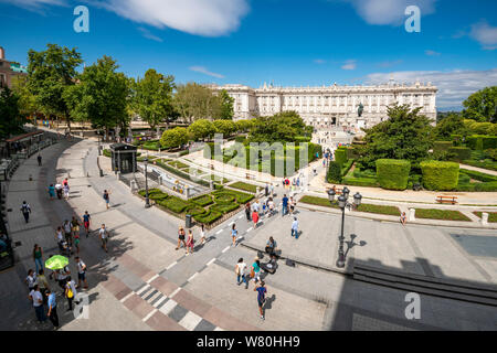 Horizontale Luftaufnahme der königliche Palast und der Plaza de Oriente in Madrid. Stockfoto