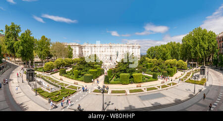 Horizontale Luftaufnahme der königliche Palast und der Plaza de Oriente in Madrid. Stockfoto