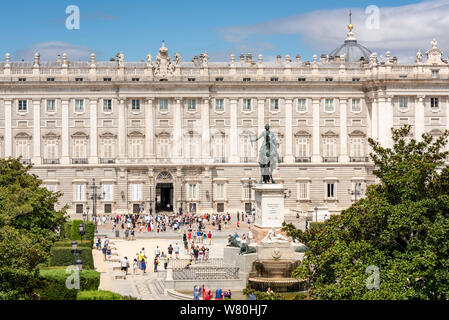 Horizontale Luftaufnahme der königliche Palast und der Plaza de Oriente in Madrid. Stockfoto