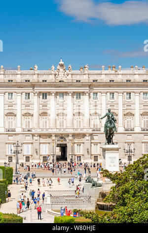 Vertikale Luftaufnahme der königliche Palast und der Plaza de Oriente in Madrid. Stockfoto