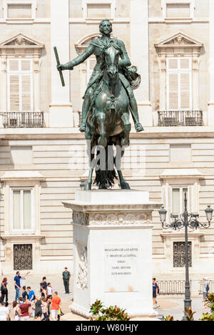 Vertikale Ansicht der Denkmal für König Philip IV vor dem Königlichen Palast und der Plaza de Oriente in Madrid. Stockfoto