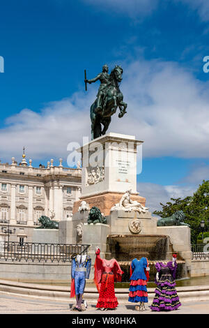 Vertikale Ansicht der Denkmal für König Philip IV vor dem Royal Palace in Madrid. Stockfoto