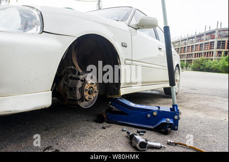 Closeup Detail des Rad auf einem modernen Automobil. Die Felge ist entfernt mit Rotor und Bremssattel. Stockfoto