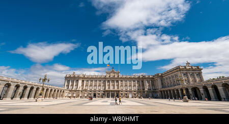 Horizontale Panoramablick auf die Royal Palace in Madrid. Stockfoto