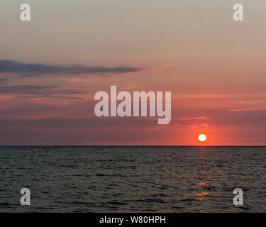 Sonnenuntergang in der Ostsee in der Nähe von Lettland im Sommer. Stockfoto