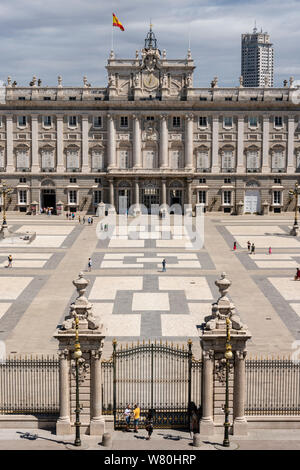 Vertikale Luftaufnahme der Royal Palace in Madrid. Stockfoto