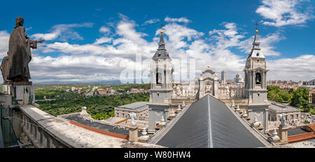 Horizontale Luftaufnahme von der Dachterrasse der Almudena Kathedrale zum Royal Palace in Madrid. Stockfoto