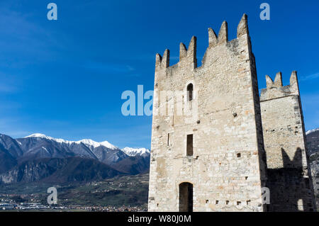 Arco Burg ist eine Burgruine auf einem markanten Sporn hoch über Arco und die Sarca Tal im Trentino, Norditalien entfernt Stockfoto