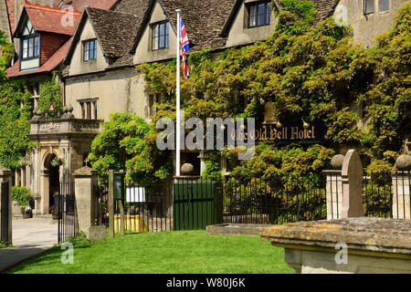 Die alte Glocke Hotel, Malmesbury, sagte, das älteste Hotel in Großbritannien zu werden. (Gesehen von der Abtei Gründen). Stockfoto