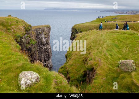 Menschen beobachten Vögel auf dem großen Meer Stapel auf Handa Island Sutherland, Schottland, Großbritannien Stockfoto