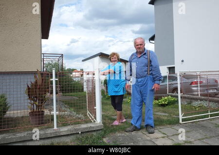 Rentnerehepaar ihre Haus, Dacice, Tschechische Republik Stockfoto