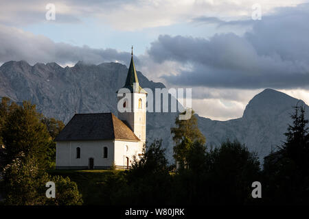 Blick auf eine idyllische Berglandschaft der Alpen mit Kirche aus dem Panoramablick Solcava Straße, Slowenien, Europa Stockfoto