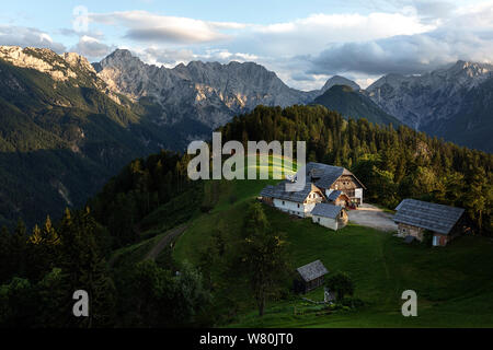 Abendlicher Blick über einen Berg Bauernhof vom Panoramablick Solcava Straße, Slowenien, Europa bei Sonnenuntergang. Stockfoto