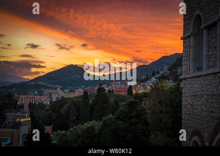 Eine schöne Sunett über den berühmten Vulkan Ätna in Sizilien, Italien. Es gab so viele verschiedenen roten Farbtönen. Stockfoto