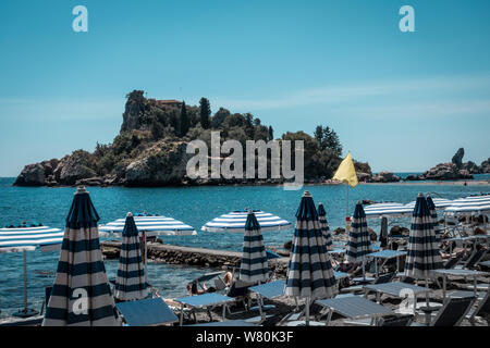 Die wunderschöne Isola Bella bei Taormina, Italien. Es ist ein kleines Haus auf der kleinen Insel. Stockfoto