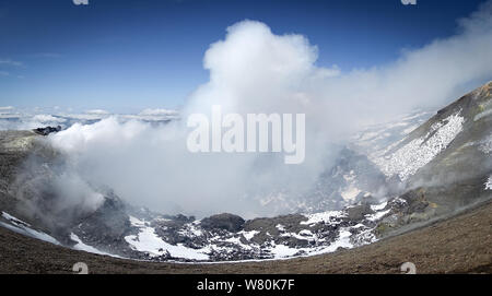 Die schönen Krater des Vulkan Ätna von Rauch in Sizilien, Italien. Stockfoto