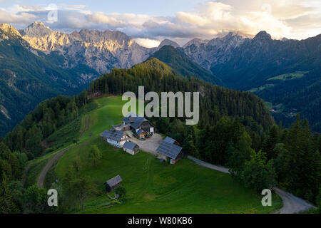 Luftaufnahme über einen Berg Bauernhof vom Panoramablick Solcava Straße, Slowenien, Europa durch die Drohne getroffen. Stockfoto