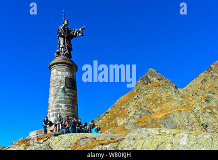 An der Statue des Heiligen Bernhard auf der italienischen Seite des Grossen St. Bernhard Pass, Walliser Alpen, Italien, Schweiz Stockfoto