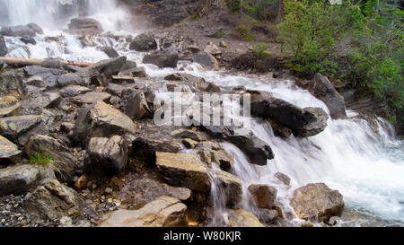 Eine lange Belichtung eines Wasserfalls im Jasper National Park Stockfoto