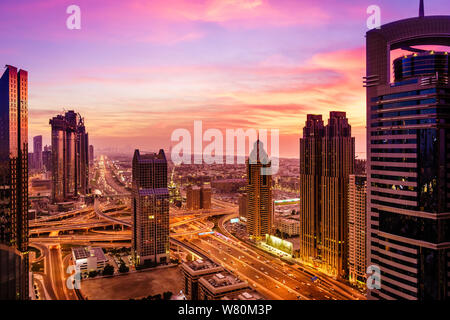 Aus der Vogelperspektive Dubai Downtown Gebäude und der Sheikh Zayed Road nach Sonnenuntergang Stockfoto