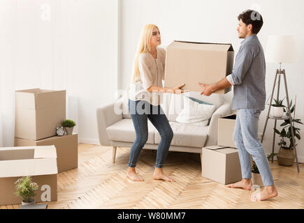 Besorgt, Mann und Frau, die Kasten in neue Wohnung Stockfoto